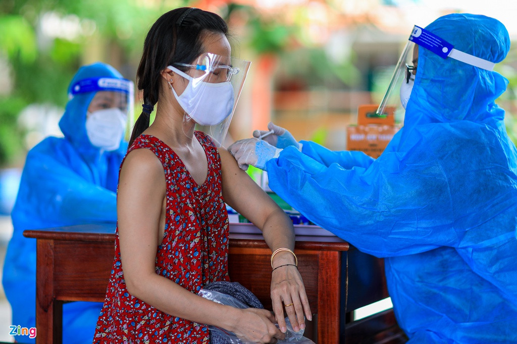 Một số ít người dân tiêm mũi 1 là vaccine Moderna được nhân viên y tế tư vấn tiêm vaccine mũi 2 là Pfizer. Những người được tiêm Astra Zeneca và Vero Cell sẽ được tiêm cùng loại vaccine.