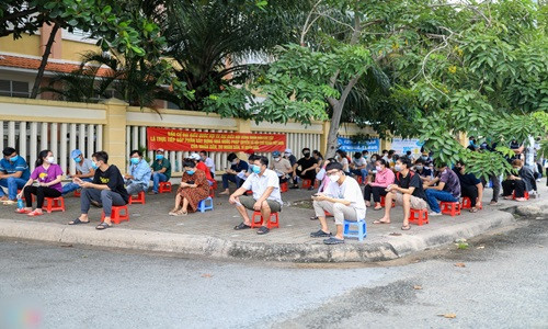 Sáng 8/9, hàng trăm người dân ở TP Thủ Đức đã đến điểm tiêm trường THCS Bình An (phường Bình An) để tiêm vaccine mũi 2 phòng Covid-19.