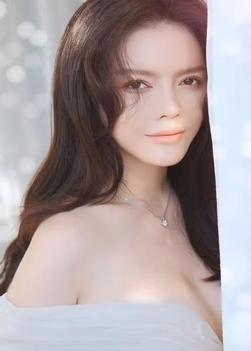 Nữ diễn viên phim "Mùa hè lạnh" thường xuyên diện trang phục o ép vòng một.