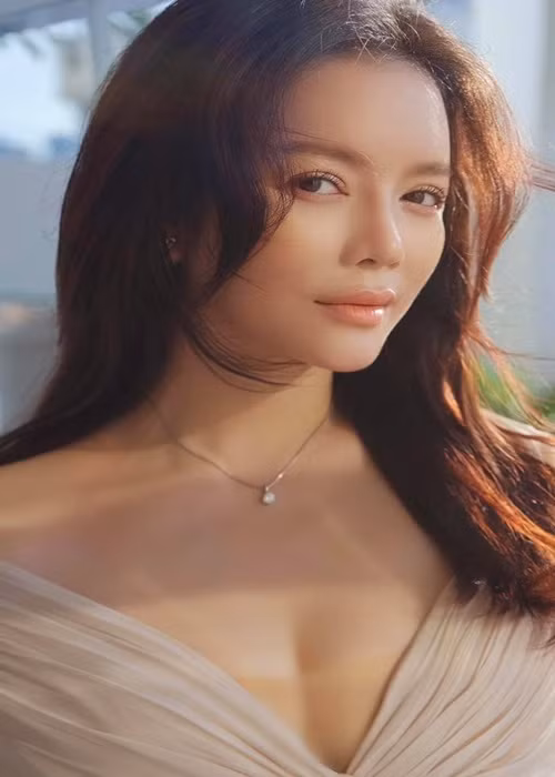 Nữ diễn viên rất hiếm khi khoe vòng 3 táo bạo nhưng không ngại ngần phô diễn vòng một gợi cảm.