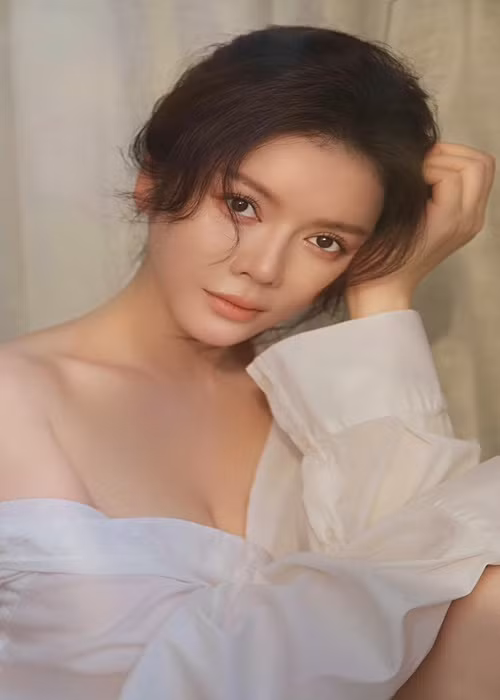 Gần đây, nữ diễn viên liên tục bị antifan công kích về nhan sắc, vấn đề từ thiện.