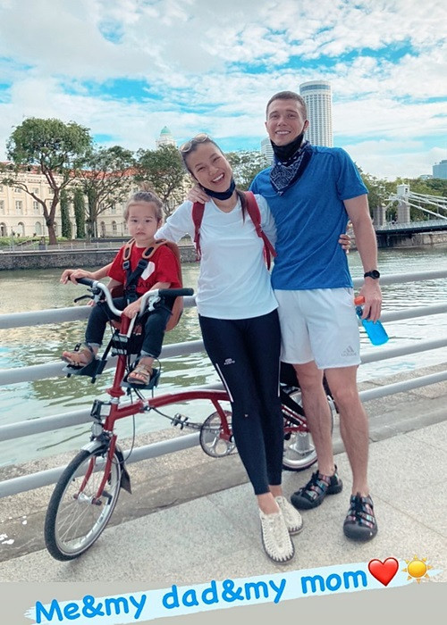 Khi rảnh rỗi, vợ chồng Hoàng Oanh đưa con trai đi chơi.