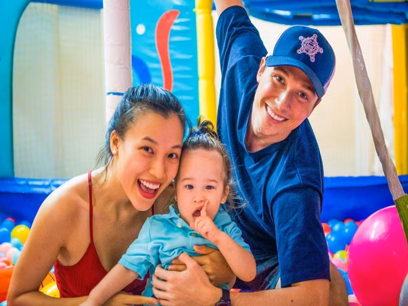 Mới đây, Huỳnh Anh có bình luận kém duyên liên quan đến Hoàng Oanh. Về phần mình, nữ MC tỏ ra không quan tâm. Động thái mới nhất của Hoàng Oanh là đăng tải hình ảnh vui vẻ bên con trai.