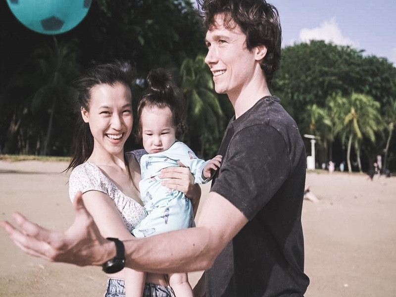 Jack nhiệt tình hỗ trợ Hoàng Oanh trong việc chăm con. “Jack chăm Max thuần thục từ cho bú đến tắm cho con. Anh cũng hứa sẽ cố gắng nhiều hơn, có thể tự chăm con một mình để vợ yên tâm”, nữ MC chia sẻ trên Ngôi sao.