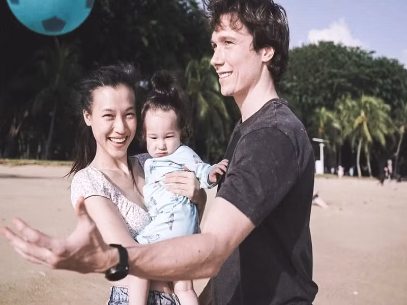 Jack nhiệt tình hỗ trợ Hoàng Oanh trong việc chăm con. “Jack chăm Max thuần thục từ cho bú đến tắm cho con. Anh cũng hứa sẽ cố gắng nhiều hơn, có thể tự chăm con một mình để vợ yên tâm”, nữ MC chia sẻ trên Ngôi sao.