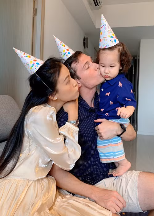 Tình cũ của Huỳnh Anh hài lòng với cuộc sống hiện tại. Cô hy vọng dịch bệnh sớm được kiểm soát để hai vợ chồng có thể về Việt Nam và Mỹ thăm gia đình hai bên.