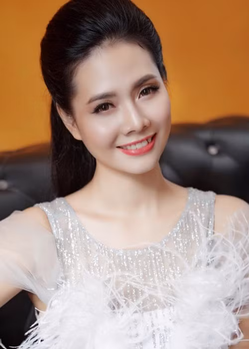 Ít năm trở lại đây, nữ ca sĩ mạnh dạn tung ra những bộ ảnh theo hướng hiện đại, quyến rũ.