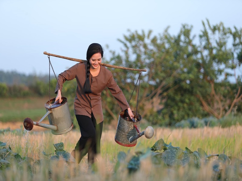 Nguyệt Anh được gọi là "gái quê" bởi sự giản dị, mộc mạc, dịu dàng. Cô cũng thường vào vai cô gái quê trong các sản phẩm âm nhạc của mình.