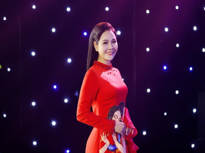 Ngoài đi diễn, nữ ca sĩ sinh năm 1990 còn bận rộn với vai trò đào tạo các ca sĩ trẻ, sáng tác.