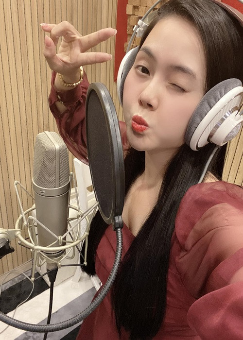 Ngoài đời, Nguyệt Anh ăn mặc trẻ trung, kín đáo.