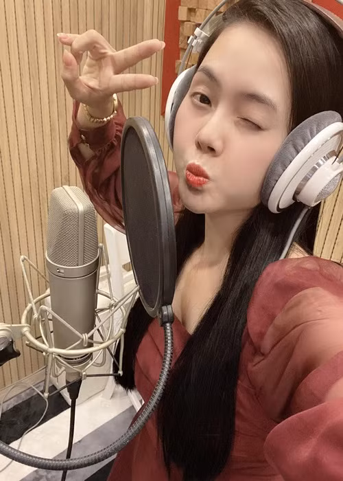 Ngoài đời, Nguyệt Anh ăn mặc trẻ trung, kín đáo.