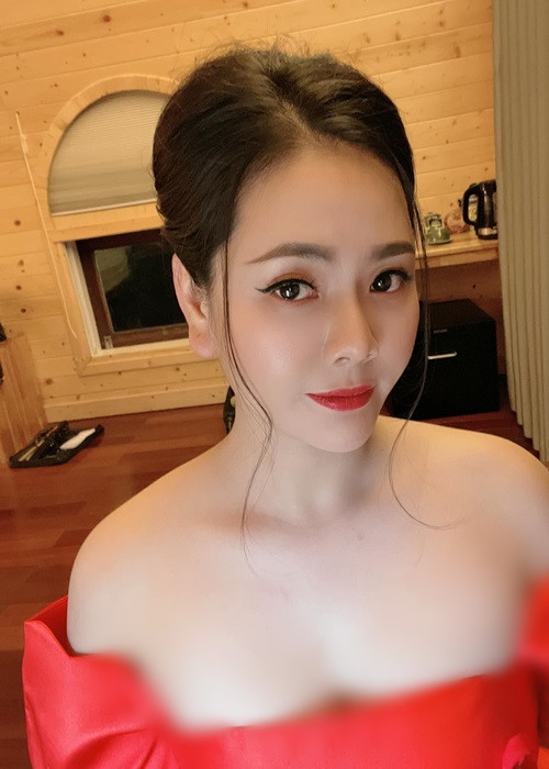 Hình ảnh Lương Nguyệt Anh hiếm hoi mặc gợi cảm.