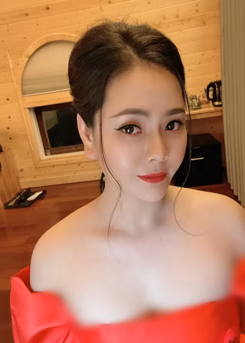 Hình ảnh Lương Nguyệt Anh hiếm hoi mặc gợi cảm.