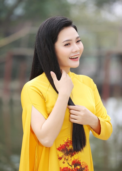 Nguyệt Anh sinh năm 1990, là quán quân dòng nhạc dân gian Sao mai 2011. Cô tốt nghiệp cao học chuyên ngành biểu diễn thanh nhạc tại Học viện Âm nhạc Quốc gia Việt Nam năm 2020.