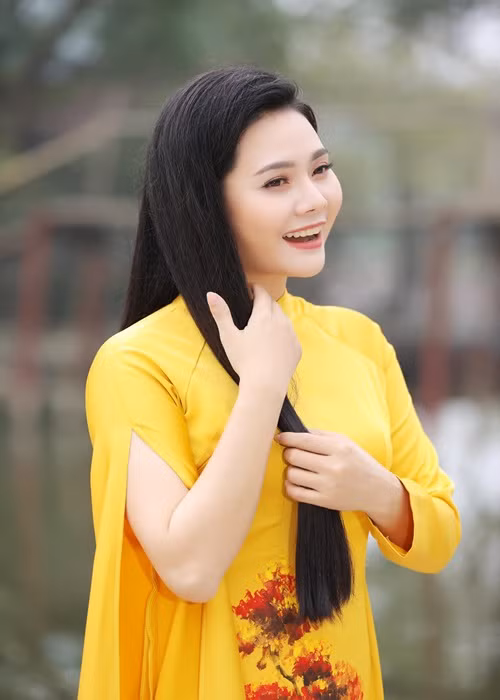 Nguyệt Anh sinh năm 1990, là quán quân dòng nhạc dân gian Sao mai 2011. Cô tốt nghiệp cao học chuyên ngành biểu diễn thanh nhạc tại Học viện Âm nhạc Quốc gia Việt Nam năm 2020.