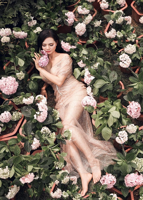 Nguyệt Anh hóa tiểu thư kiêu sa, mơ mộng khi diện đầm dạ hội lấp lánh.