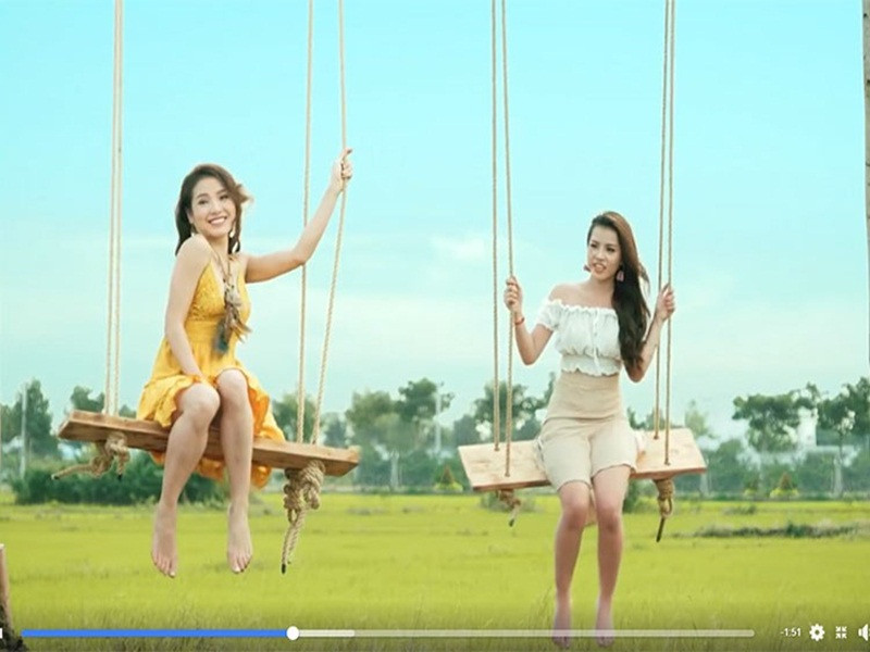 Năm 2019, cư dân mạng xôn xao một clip quảng cáo có sự tham gia diễn xuất của Phương Trinh Jolie. Nhiều ý kiến chê cách tạo dáng của người đẹp trong clip khá phản cảm và lời thoại trong clip quá thô. Trước những ý kiến trái chiều, Phương Trinh Jolie đáp trả rằng quảng cáo của cô chỉ nhạy cảm chứ hoàn toàn không phản cảm. Ảnh: Dân Việt