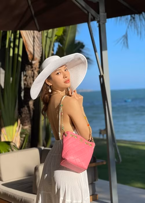 Thực tế, không ít lần Phương Trinh Jolie gây ồn ào. Năm 2017, cô có phát ngôn gây tranh cãi “người đàn ông nào không có thu nhập 100 triệu/tháng thì không có cơ hội lọt vào mắt xanh”. Năm 2021, cô nhấn mạnh quan điểm này đến nay vẫn không hề thay đổi.