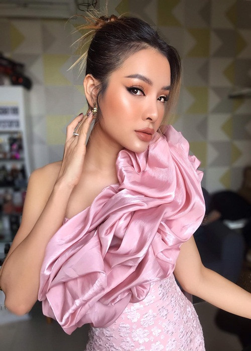 “Khi quay clip, tôi kiếm được tiền vì đó là công việc. Thứ hai tôi thấy sản phẩm tốt cho các bạn nam, thứ ba tôi chỉ nghĩ nó nhạy cảm vì liên quan tình dục thôi", Phương Trinh chia sẻ trong chương trình 1 tiếng kể hết.