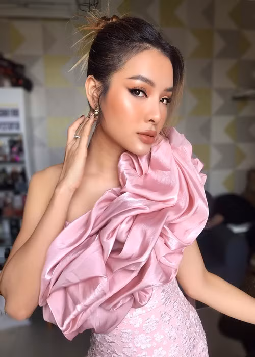 “Khi quay clip, tôi kiếm được tiền vì đó là công việc. Thứ hai tôi thấy sản phẩm tốt cho các bạn nam, thứ ba tôi chỉ nghĩ nó nhạy cảm vì liên quan tình dục thôi", Phương Trinh chia sẻ trong chương trình 1 tiếng kể hết.