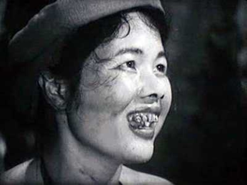 Nghệ sĩ Đức Lưu “hưởng lộc” nhờ vai Thị Nở nhưng chồng con của bà bị vạ lây. Bà chia sẻ trên Đất Việt: “Con trai lớn của tôi lúc ấy học cấp 3, biết mẹ đóng Thị Nở thì phản đối quyết liệt và bảo “con mà không đỗ đại học là do mẹ”. Nhưng phim quay xong, nó thương mẹ lắm vì biết mình phải khổ thế nào. Còn thằng bé mới học lớp 1, khi ấy cũng vì sự hiếu kỳ của thầy cô, bạn bè mà xấu hổ”. Ảnh: VTC