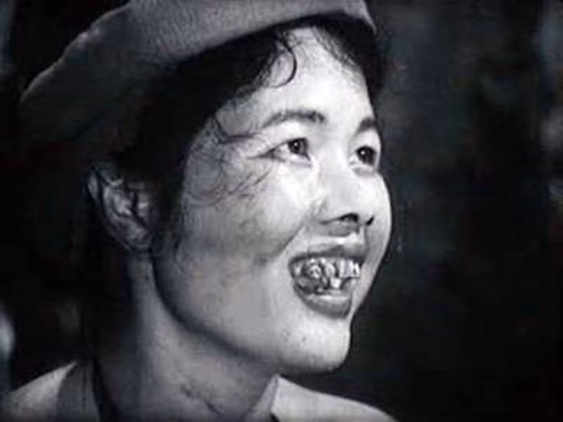 Nghệ sĩ Đức Lưu “hưởng lộc” nhờ vai Thị Nở nhưng chồng con của bà bị vạ lây. Bà chia sẻ trên Đất Việt: “Con trai lớn của tôi lúc ấy học cấp 3, biết mẹ đóng Thị Nở thì phản đối quyết liệt và bảo “con mà không đỗ đại học là do mẹ”. Nhưng phim quay xong, nó thương mẹ lắm vì biết mình phải khổ thế nào. Còn thằng bé mới học lớp 1, khi ấy cũng vì sự hiếu kỳ của thầy cô, bạn bè mà xấu hổ”. Ảnh: VTC