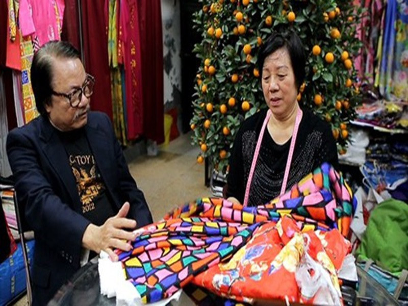 Khi phim chiếu, nghệ sĩ Bùi Cường đưa vợ đến xem. Đến cảnh lật yếm, ông thấy mặt vợ lạnh tanh. Trên đường về, vợ nghệ sĩ Bùi Cường bảo: “Quả thật, bố nó là người có năng khiếu lắm”. “Không biết bà ấy nói năng khiếu ở điểm nào, nhưng có vẻ như cũng có ý động chạm tới đoạn đấy”, Bùi Cường cho hay. Ảnh: Vietnamnet