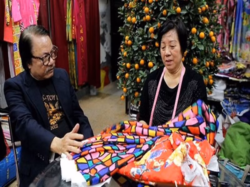 Khi phim chiếu, nghệ sĩ Bùi Cường đưa vợ đến xem. Đến cảnh lật yếm, ông thấy mặt vợ lạnh tanh. Trên đường về, vợ nghệ sĩ Bùi Cường bảo: “Quả thật, bố nó là người có năng khiếu lắm”. “Không biết bà ấy nói năng khiếu ở điểm nào, nhưng có vẻ như cũng có ý động chạm tới đoạn đấy”, Bùi Cường cho hay. Ảnh: Vietnamnet