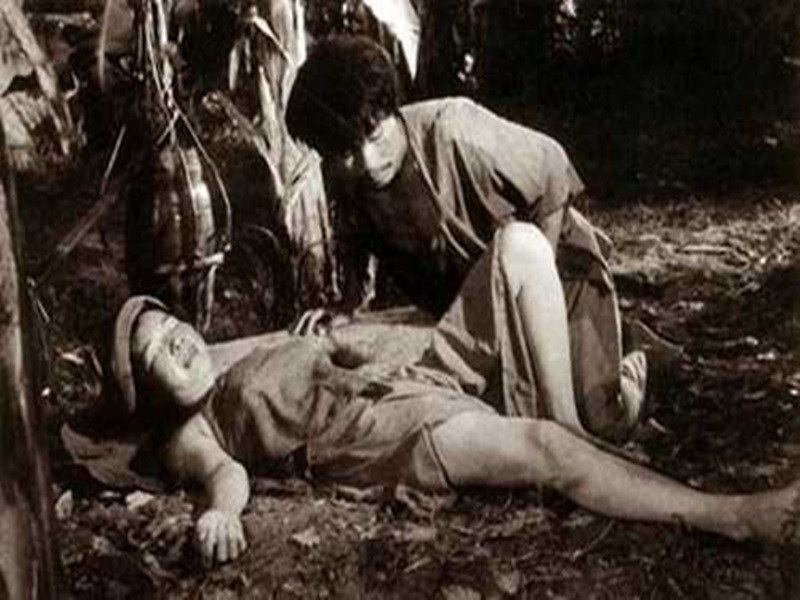 Hậu trường cảnh Chí Phèo lật yếm Thị Nở cũng hài hước. Nghệ sĩ Bùi Cường kể, “đúp” đầu tiên, nhìn thấy Thị Nở nằm hớ hênh, Chí Phèo lật tung cái yếm của Thị rồi ngắm nghía nhưng đạo diễn diễn mắng: “Cường ơi, Chí Phèo không thưởng thức cái đẹp từ tốn thế đâu". Ảnh: VTC