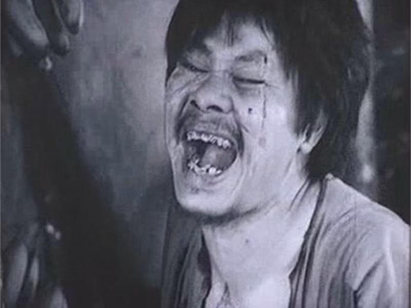 Nghệ sĩ Bùi Cường sững người bảo: "Ơ… Cường đây mà!". Anh bảo vệ chạy ra tận nơi, soi từng tí một trên gương mặt Bùi Cường rồi phá lên cười bảo: "Mày vào vai gì mà rách rưới, xấu xí như thằng dở người?". Ảnh: VTC