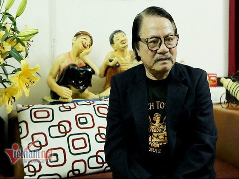 "Đúp" thứ 2, khi đạo diễn hô bắt đầu, Bùi Cường vội lật tung yếm rồi chộp lấy ngực của Thị Nở, đạo diễn lại than: "Cường ơi, máy quay chưa quay được ngực của Thị Nở mà Cường đã chộp rồi". Cả đoàn làm phim phá lên cười còn Bùi Cường cầu cứu đạo diễn: "Thôi, bao giờ anh bảo em chộp thì em chộp vậy". Ảnh: Vietnamnet