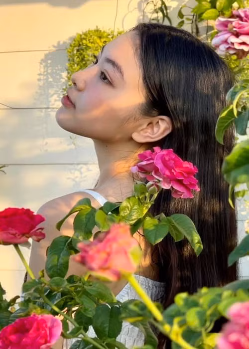 Lọ Lem sở hữu gương mặt ưa nhìn cùng chiều cao 1m7. Em thường ăn mặc nữ tính.