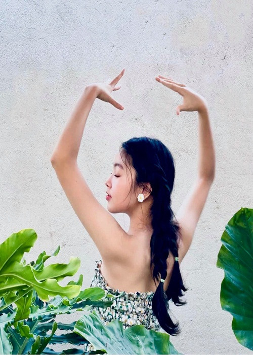 Bà xã của Quyền Linh chọn bối cảnh, làm nhiếp ảnh gia cho con gái.