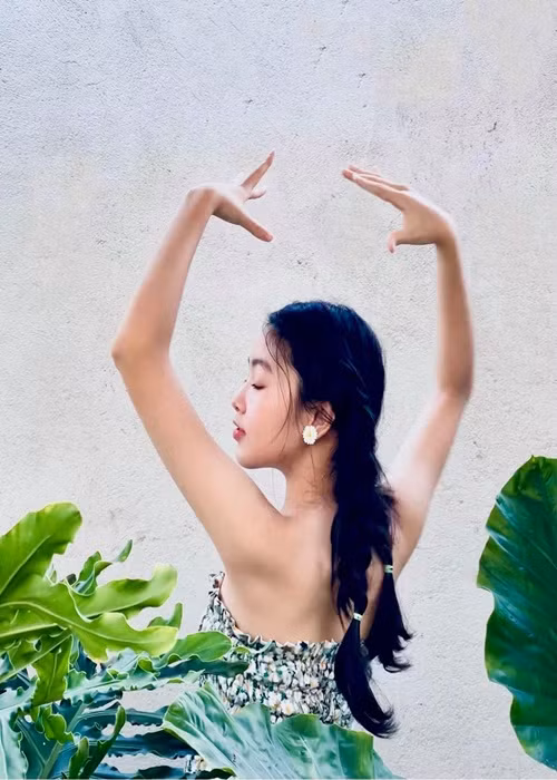 Bà xã của Quyền Linh chọn bối cảnh, làm nhiếp ảnh gia cho con gái.