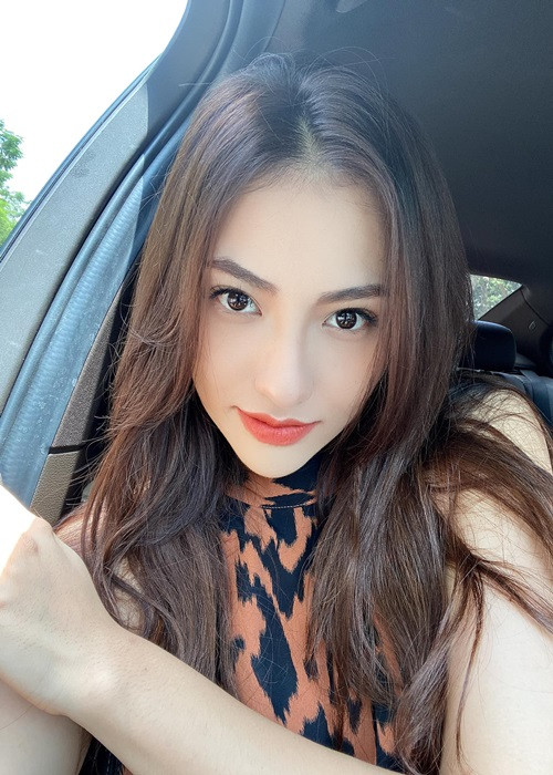 Sau khi Hồng Quế đáp trả, tài khoản M.K cho biết: "Nhận hàng lúc 11h trưa nay để chữa ngượng à cháu? Xong đăng lên tự bồi thường danh dự?". Không chịu thua, Hồng Quế lên tiếng: "1 giờ trưa vì bạn ship lúc đó mới giao cô thân yêu ơi. Né thôi... sợ cô rồi". Trước ồn ào bị tố bom hàng, Hồng Quế vướng không ít lùm xùm.