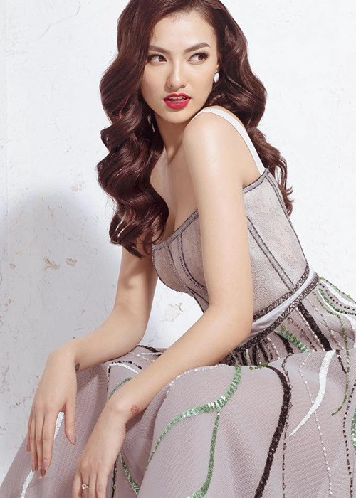 Hồng Quế cũng mất điểm khi bị tố cùng Quế Vân đánh người năm 2012. Sau đó, cả hai chân dài đã phải lên phường nộp phạt hành chính cho hành vi đánh người. Ngoài ra, Hồng Quế còn dính ồn ào lái xe trên phố mà không đội mũ bảo hiểm, phát ngôn bản thân là người mê tiền, khóa môi diễn viên Quỳnh Hoa, tin đồn phẫu thuật thẩm mỹ.