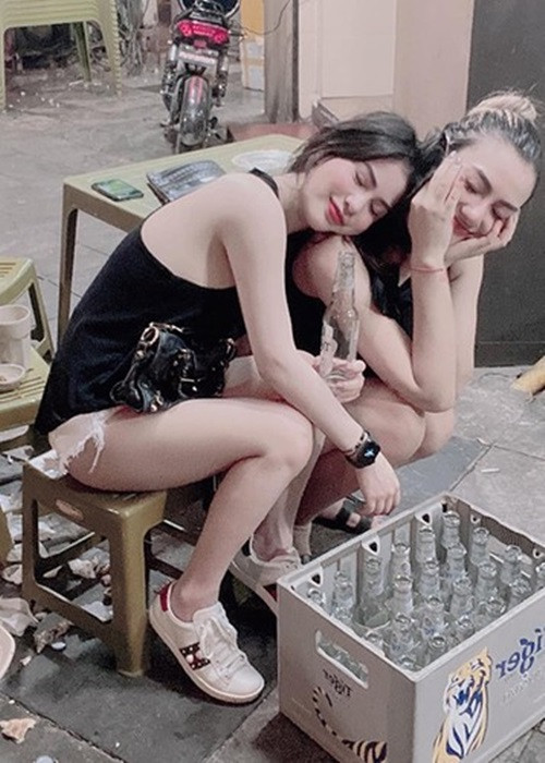 Ngoài Lưu Đê Ly, Hồng Quế còn khẩu chiến với Hương Trần - vợ cũ của diễn viên Việt Anh. Theo Hương Trần, vì mối quan hệ thân thiết, cô cho đàn em 2 lần nợ tiền hàng nhưng Hồng Quế lần nữa không trả tiền. Hương Trần khẳng định đến khi trả nợ xong, Hồng Quế bất ngờ viết status “cạnh khóe” và xóa bạn bè với cô. Về phía Hồng Quế, cô tỏ vẻ không hiểu tại sao đã trả tiền rồi nhưng Hương Trần lại vào trang cá nhân của mình để vơ chuyện vào thân.