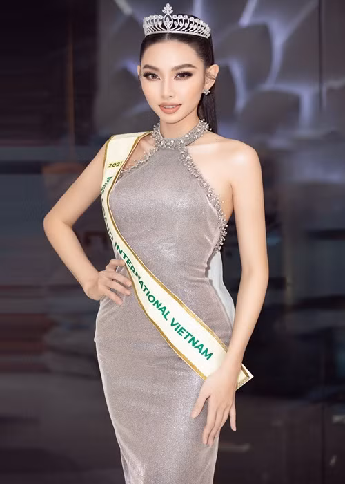 Thùy Tiên là đại diện Việt Nam tại Miss Grand International 2021 - Hoa hậu Hòa bình quốc tế 2021. Cô có số đo 3 vòng 83 -62- 92. Thùy Tiên từng lọt top 5 Hoa hậu Việt Nam 2018, giành danh hiệu Á khôi 1 cuộc thi Hoa khôi Nam Bộ 2017.