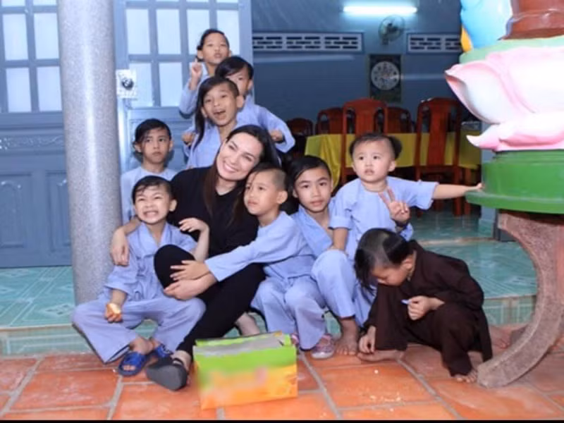 Cach day con la lung hiem co cua co ca si Phi Nhung