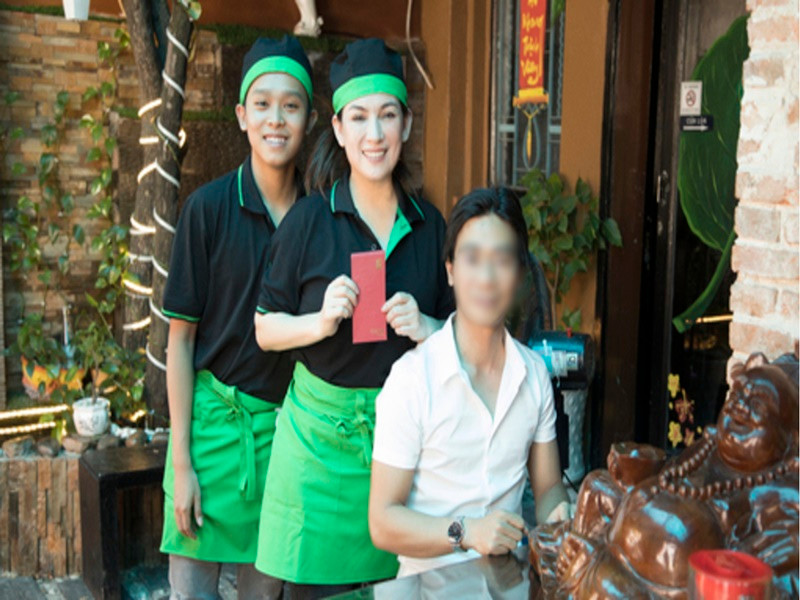 Vì muốn các con nuôi tự lập, Phi Nhung cho Hồ Văn Cường, Tuyết Nhung phụ việc ở nhà hay ở quán ăn trong khả năng của mình. Ngoài ra, đối với các con nuôi khác ở cùng nhà, cô giao nhiệm vụ chăm sóc lẫn nhau. Ảnh: Đời sống Việt Nam