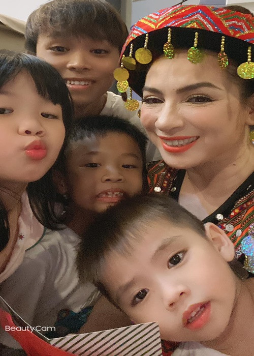 Trong cuộc phỏng vấn trên Lao động, Phi Nhung thừa nhận, việc mắng con trên mạng xã hội là quá đáng, nhưng không làm như thế thì cô cũng hết cách. Nữ ca sĩ chấp nhận bị mắng là phù thủy miễn sao con thay đổi, con ngoan là được.