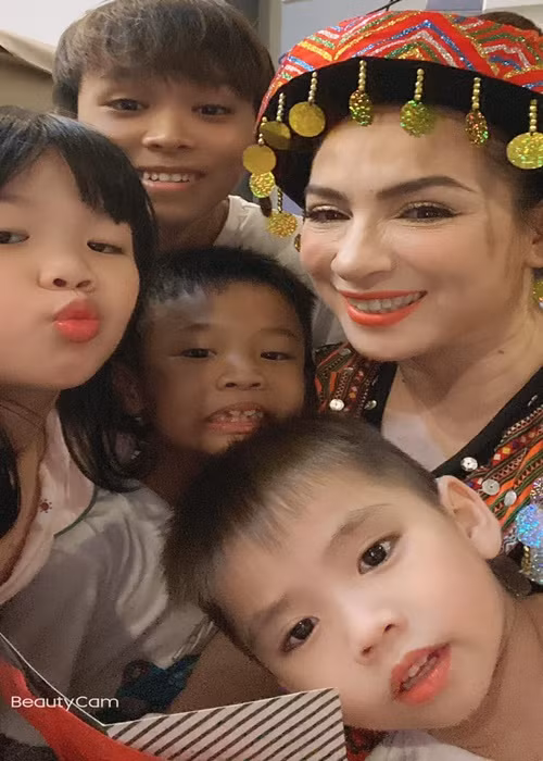 Trong cuộc phỏng vấn trên Lao động, Phi Nhung thừa nhận, việc mắng con trên mạng xã hội là quá đáng, nhưng không làm như thế thì cô cũng hết cách. Nữ ca sĩ chấp nhận bị mắng là phù thủy miễn sao con thay đổi, con ngoan là được.