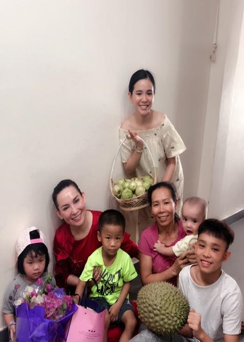 Phi Nhung chia sẻ: “Thật ra Cường không phải là đứa bé hư, nó rất ngoan. Nhưng tôi phải để cho con gặp cú sốc để thay đổi, con biết cuộc sống phải có những chuyện như vậy. Sau này khi không có mẹ bên cạnh, khi mẹ về Mỹ, con đi hát và chọn nghề hát rồi thì phải nhớ cú sốc này để làm tốt. Nếu có sự cố gì đẩy con vào đường cùng thì con cũng phải nhớ mình đã từng trải qua và phải như thế nào. Tôi chỉ nghĩ đơn giản rằng mẹ dạy không được thì mạng xã hội sẽ dạy con. Tôi phải “đánh” (tức là chia sẻ thẳng thắn chuyện mâu thuẫn với con nuôi- PV) một lần như thế cho nó chừa”.