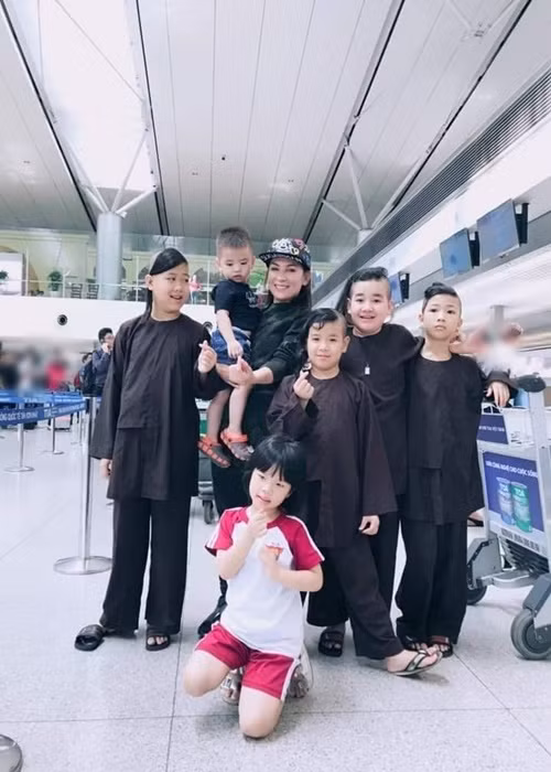 “Các con đang tuổi dậy thì, điều này khiến Phi Nhung đối mặt với nhiều khó khăn. Các bé ở chùa đều muốn về sống chung với Nhung nhưng nhà Nhung thì không thể ở tất cả được”, Phi Nhung trăn trở.