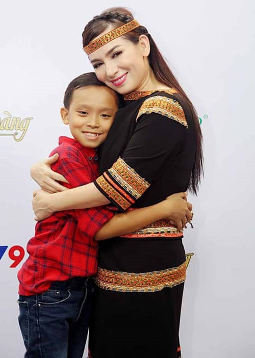 Phi Nhung thừa nhận cô dạy con rất nghiêm khắc và khó tính. Ví như trường hợp của Hồ Văn Cường, khi cậu nhóc càng lớn càng tỏ ra bướng bỉnh, Phi Nhung hết nói to nói nhỏ đến công khai trên mạng xã hội.