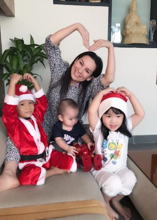 Phi Nhung từng bày tỏ quan điểm mỗi người mẹ có cách dạy con khác nhau nhưng dù thế nào đi nữa, tình mẹ vẫn bao la và xuất phát từ đáy lòng vì vậy mong con cái hãy nhớ công dưỡng dục của bậc cha mẹ. Cũng theo Phi Nhung, cô sợ làm phiền con cái khi về già. “Nhiều người về già bán hết của cải về sống chung với con. Đó là điều không nên. Mình phải có một số tiền riêng, con không cần chu cấp, có thể tự sống để không làm phiền con cái”, nữ ca sĩ Phi Nhung tâm sự trên Vietnamnet.