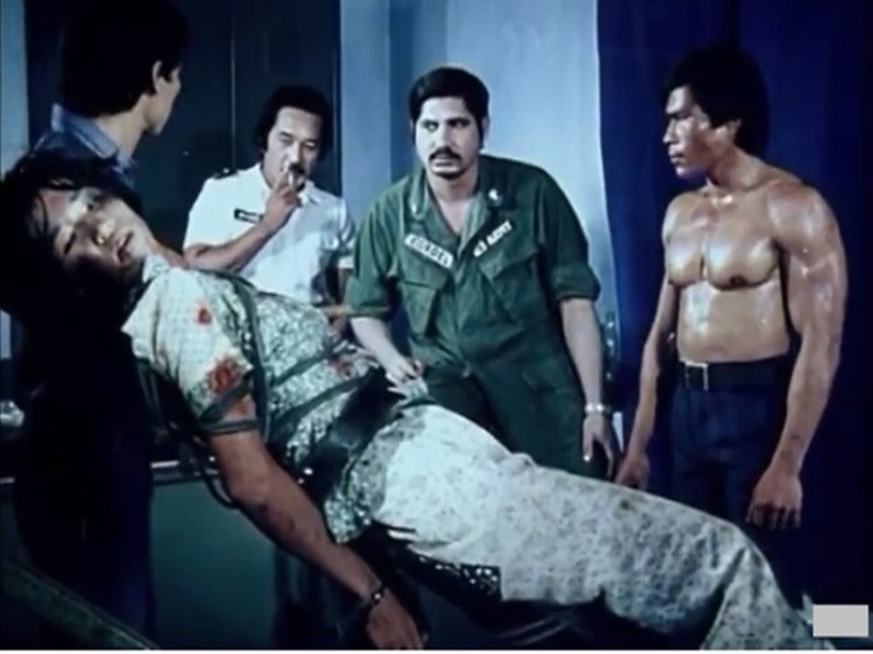 Đạo diễn phim“Biệt động Sài Gòn” thuê hai chục con rắn khỏe của một nhà hàng chuyên bán rắn, thuê cả nhân viên cửa hàng đóng người tra tấn. Những con rắn này bị nhổ hết răng, không còn nọc, bị cột đuôi lại. Đạo diễn Long Vân không cho con gái biết trước. Ảnh: Tiền Phong