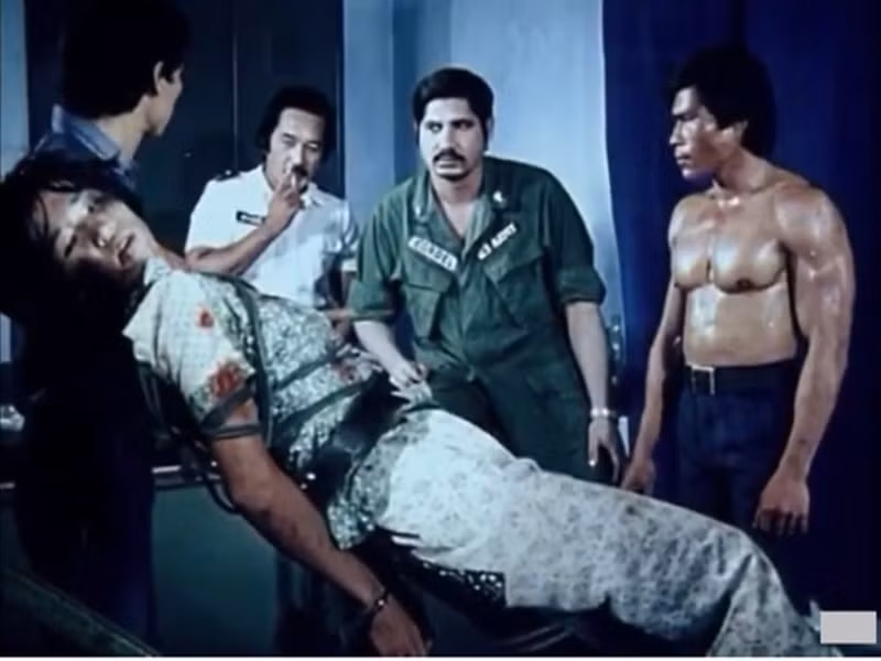 Đạo diễn phim“Biệt động Sài Gòn” thuê hai chục con rắn khỏe của một nhà hàng chuyên bán rắn, thuê cả nhân viên cửa hàng đóng người tra tấn. Những con rắn này bị nhổ hết răng, không còn nọc, bị cột đuôi lại. Đạo diễn Long Vân không cho con gái biết trước. Ảnh: Tiền Phong