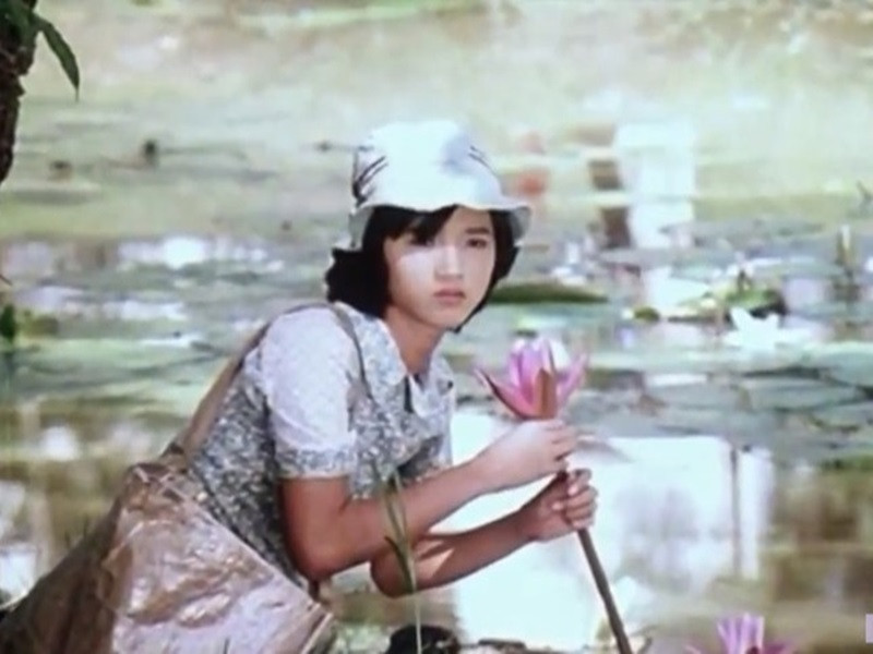 Đạo diễn Long Vân còn “tra tấn” con gái Vân Dung ở cảnh em bé bán báo bị cưa chân. Ông cho làm chiếc chân giả bằng thạch cao, bên trong là thịt chân giò. Tuy nhiên khi duyệt, thấy cảnh cưa chân ghê rợn và tàn nhẫn, nên ông quyết định bỏ. Ảnh: Tiền Phong