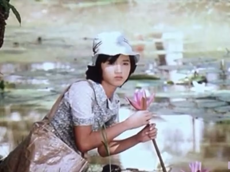 Đạo diễn Long Vân còn “tra tấn” con gái Vân Dung ở cảnh em bé bán báo bị cưa chân. Ông cho làm chiếc chân giả bằng thạch cao, bên trong là thịt chân giò. Tuy nhiên khi duyệt, thấy cảnh cưa chân ghê rợn và tàn nhẫn, nên ông quyết định bỏ. Ảnh: Tiền Phong